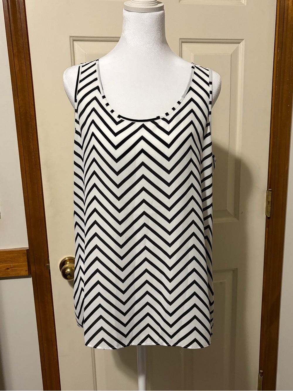 Express Split Back Chevron Chiffon Black White Scoop Neck Sleeveless Tank Top L